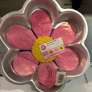 Wilton Dancing Daisy Cake Pan 2105-1016